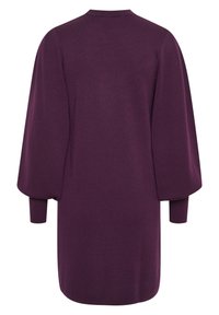 Lila stickad klänning med rund halsringning, långa puffärmar och rak skärning som sträcker sig till mitten av låret.