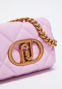 Rosa gepolsterte Lederhandtasche mit einer markanten goldenen Kettenhenkel und einem goldenen Logo-Verschluss. Glatte Oberfläche mit gepolsterten Abschnitten.