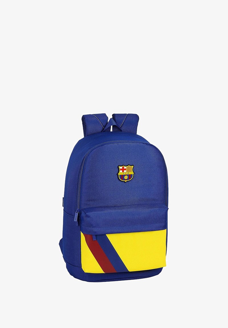 Niebieski plecak z żółtą przednią kieszenią, w czerwono-żółte ukośne paski i logo Barcelony z przodu. Wykonany z trwałego materiału.