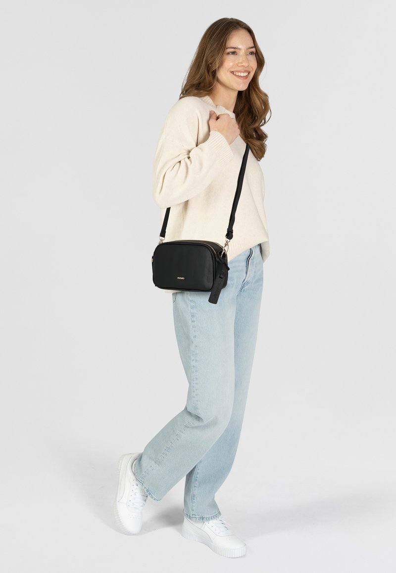 Borsa a tracolla nera in pelle con una texture liscia, chiusura con zip e tracolla regolabile, con un accento del logo in tono oro.