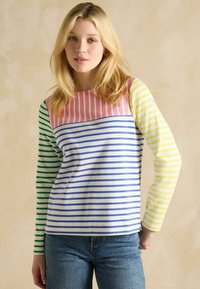 Ribade pikalt varrukatega topp, millel on värviblokeeringud roosas, kollases, rohelises ja sinises, erineva triibu laiusiga ning lõtv lõige.