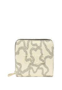 Cartera de crema texturizada con un diseño estampado, logotipo en relieve, cierre con cremallera y un pequeño gancho para llaves.