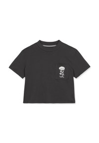 Czarny krótki t-shirt z krótkimi rękawami, z kieszonką po lewej stronie, ozdobiony białym haftem kwiatowym i detalem z logo.