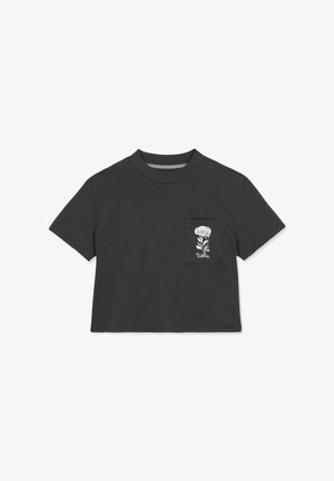 Schwarzes, kurzärmeliges, cropped T-Shirt mit einer Tasche auf der linken Seite, verziert mit weißer Blumenbestickung und Branding-Details.