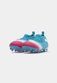 Scarpe da calcio di un vivace blu e rosa con una finitura testurizzata, caratterizzate da un profilo basso e una suola con multiple tacchetti per fornire trazione.