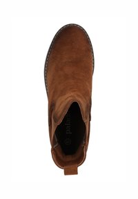Bottine en daim marron avec un bout arrondi, des panneaux latéraux élastiques, des détails de couture et une petite sangle à l'arrière. Présente une surface texturée.