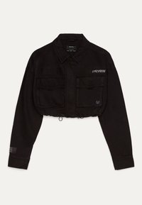 Černá krátká bunda z bavlny s límcem, dvěma náprsními kapsami, stahovacím spodním lemem a logem na přední straně.