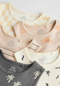 Cinque magliette per bambini di diversi colori: giallo chiaro con motivo a quadri, pesca tenue con grafica del sole, grigia con palme e crema con forme astratte.