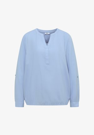 Lichtblauwe blouse met een V-hals, lange mouwen en een geplooide zoom. Glad materiaal met knoopaccenten op de mouwen.