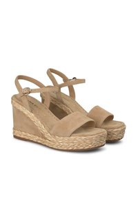 Beige Wildleder Wedgesandalen mit einer geflochtenen Juteflatform, offener Zehenpartie und verstellbaren Knöchelriemen. Glatte Textur mit minimaler Detailierung.