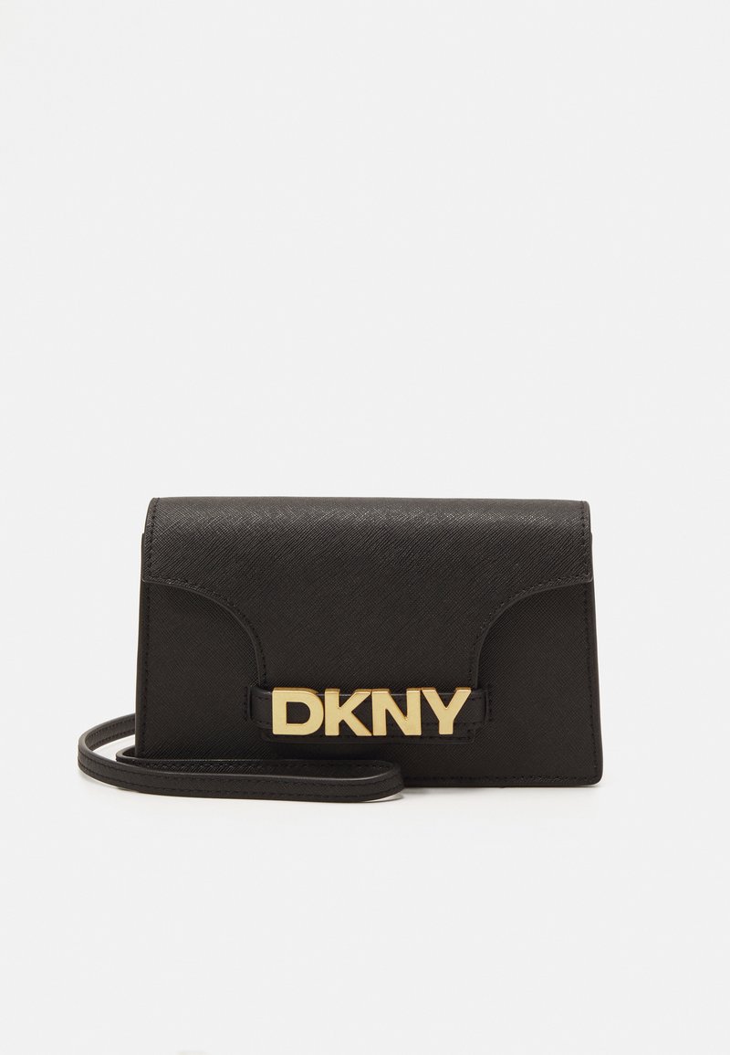 Musta olkalaukku, joka on valmistettu teksturoidusta materiaalista. Siinä on kultainen DKNY-logo, rakenteellinen käänteinen muotoilu ja säädettävä hihna.