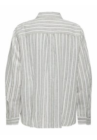 Camicia di lino leggera di colore bianco con righe verticali beige; presenta un colletto button-down e maniche lunghe con polsini abbottonati.
