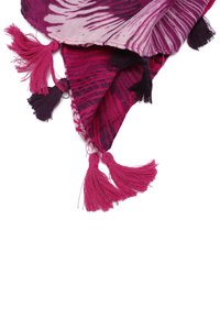 Sciarpa a triangolo in sfumature di rosa con un motivo floreale; bordi frangiati con nappe in rosa scuro e chiaro. Tessuto morbido.