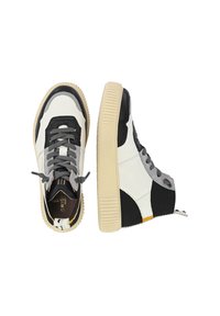 Sneaker alte con una combinazione di colori bianco, nero e grigio. La parte superiore è realizzata in pelle e tessuto, con suole in gomma e dettagli testurizzati.