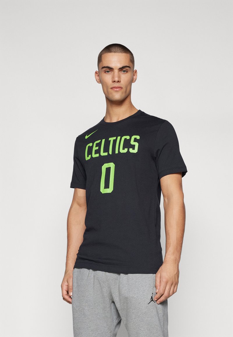 Must musta T-särk mustas värviga, millel on heledat roheline tekst "Celtics", all number "0". Ümmargune kaelus, lühikesed varrukad ja Nike logo õlal.