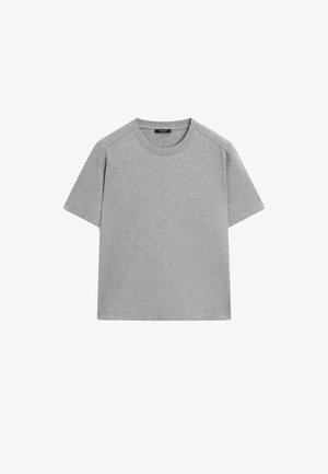 T-shirt grigio chiaro realizzato in tessuto morbido, con scollatura rotonda, maniche corte e vestibilità rilassata e ampia, senza motivi visibili.