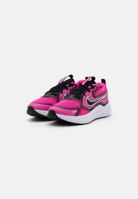 Baskets de sport roses avec des accents noirs et des semelles blanches. Dotées d'une tige en mesh, d'un col rembourré et d'un design de logo swoosh proéminent.