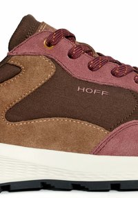 Primo piano di una sneaker in suede e tessuto marrone e bordeaux con lacci bordeaux e suola bianca, contrassegnata con "HOFF" sul lato.