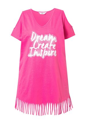 Roze tuniek met korte mouwen, v-hals en witte gestippelde tekst "Droom Creëer Inspireer"; heeft een franjerand met verticale sneden.
