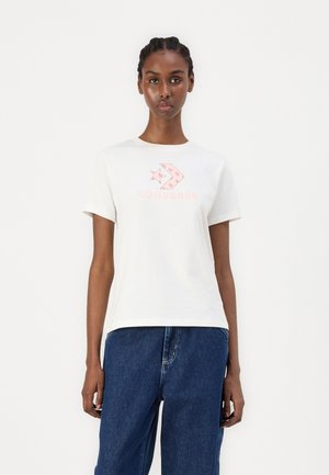 Weißes Baumwoll-T-Shirt mit einem pinken Converse-Logo und Stern-Grafik auf der Brust. Kurze Ärmeln und runder Halsausschnitt; lockere Passform.