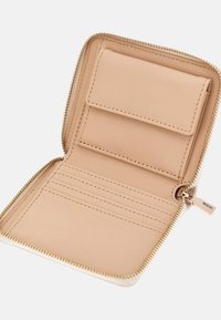 Portefeuille zippé en cuir beige doux. Comprend plusieurs emplacements pour cartes, une poche à rabat, des coutures soignées et une quincaillerie en métal doré.