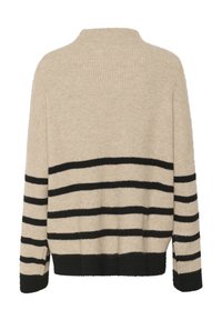 Beige kötött pulóver fekete vízszintes csíkokkal, bordázott textúrával, eséses vállakkal és kerek nyakkivágással.