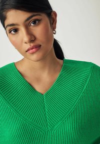 Next V-NECK - Stickad tröja - bright green