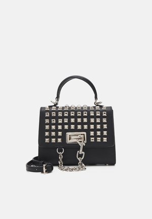 Sort læderhåndtaske med sølvfirkanter, top-håndtag, sølvkædedetalje og aftagelig skulderrem på hvid baggrund.