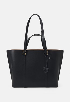 Borsa a tote in ecopelle nera con forma strutturata, doppio manico, hardware dorato e un accento con logo; presenta una fodera interna a contrasto.