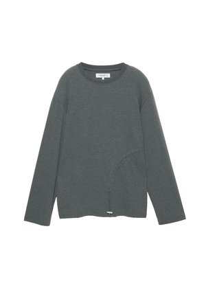 Bluză gri cu mâneci lungi, guler rotund, tiv asimetric și detalii la cusăturile laterale. Textura materialului pare moale și ușoară.