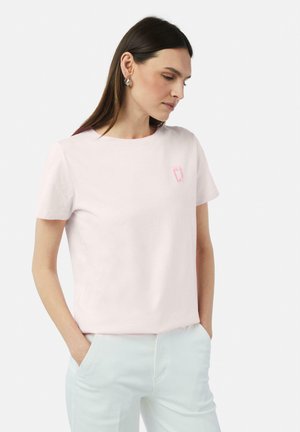 Hellrosa Baumwoll-T-Shirt mit rundem Ausschnitt und kurzen Ärmeln. Verfügt über ein kleines gesticktes Logo auf der linken Brust. Glatte Textur.