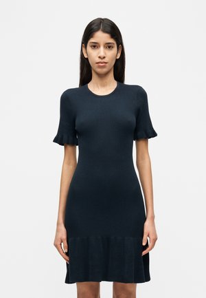 Vestido azul marino oscuro con tejido acanalado, mangas cortas con volantes y bajo acampanado, hecho de una tela de punto texturizada. Escote redondo sencillo.