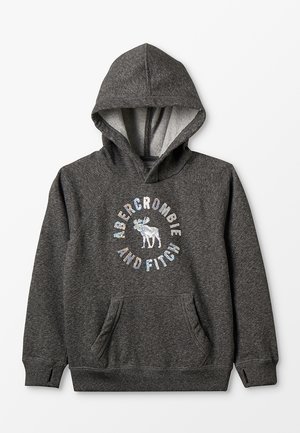 Grauer Hoodie mit einer vorderen Kängurutasche, verstellbarer Kapuze und einem aufgedruckten Logo mit einem Elch-Design in reflektierenden Farben.