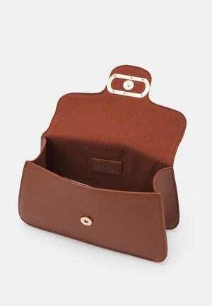 Bolso tipo clutch de cuero marrón con cierre de botón dorado, abierto para mostrar el interior liso y la etiqueta de la marca cosida en el interior.