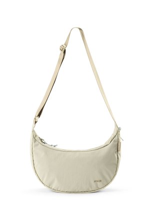 Beige halbmondförmige Umhängetasche mit verstellbarem Riemen, Reißverschlussverschluss und kleinem Markenlogo vorne unten rechts.