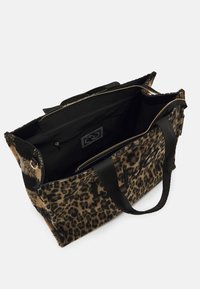 Torebka na ramię w leoparda z czarnymi akcentami materiałowymi, złotym zamkiem błyskawicznym oraz pojemnym czarnym wnętrzem z zamykaną kieszonką i przegródkami organizacyjnymi.