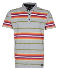 Grå polo shirt med vandrette striber i rød, orange, grøn, lilla og hvid. Korte ærmer og en krave med tre knapper.
