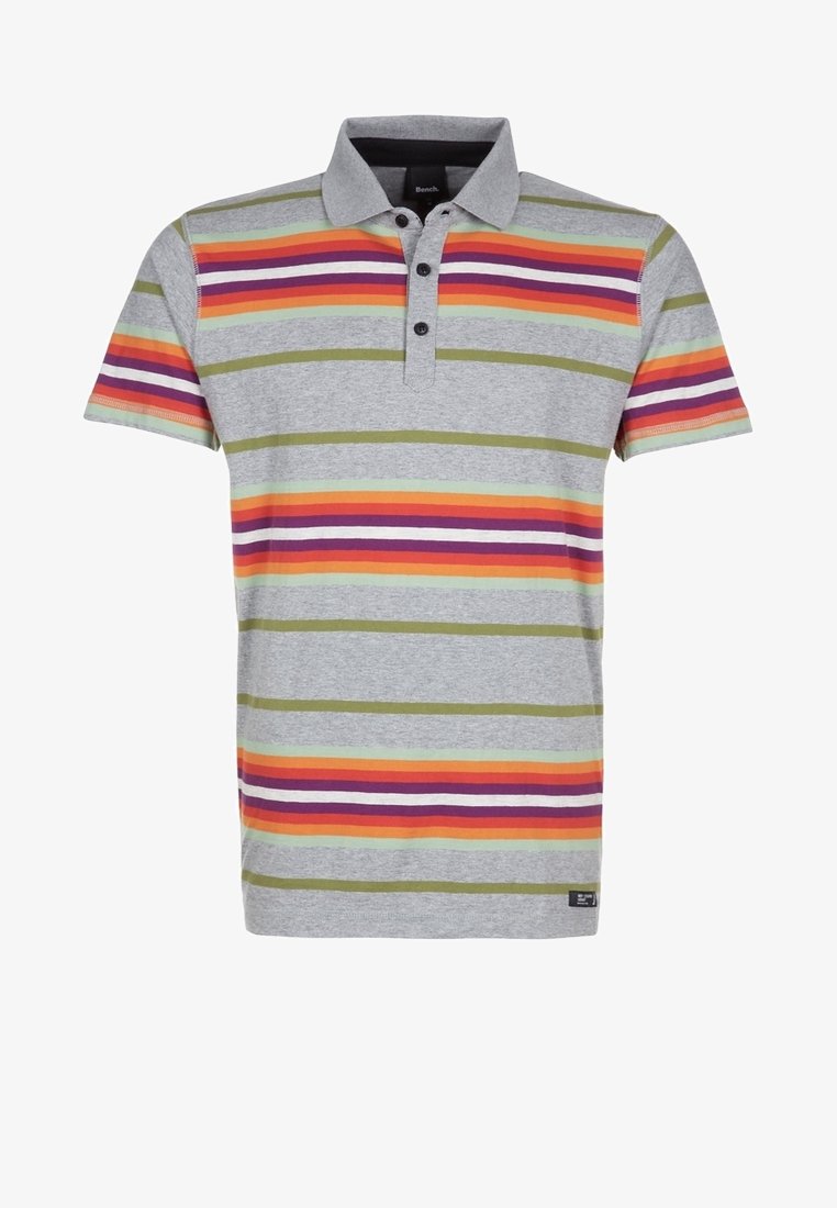 Grå polo shirt med vandrette striber i rød, orange, grøn, lilla og hvid. Korte ærmer og en krave med tre knapper.