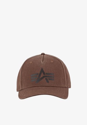 Casquette de baseball marron avec une lettre A noire stylisée et trois bandes horizontales sur le panneau avant, présentée sur un fond blanc.