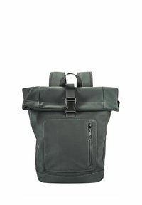 Ciemnozielony plecak typu roll-top z przednią kieszenią na zamek, regulowanymi paskami na ramiona oraz solidnym zapięciem na klamrę. Gładki, trwały materiał.