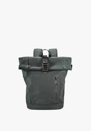 Ciemnozielony plecak typu roll-top z przednią kieszenią na zamek, regulowanymi paskami na ramiona oraz solidnym zapięciem na klamrę. Gładki, trwały materiał.