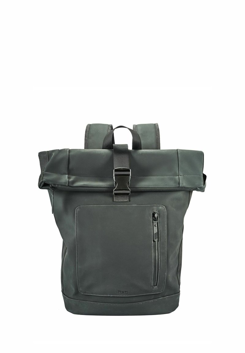Ciemnozielony plecak typu roll-top z przednią kieszenią na zamek, regulowanymi paskami na ramiona oraz solidnym zapięciem na klamrę. Gładki, trwały materiał.