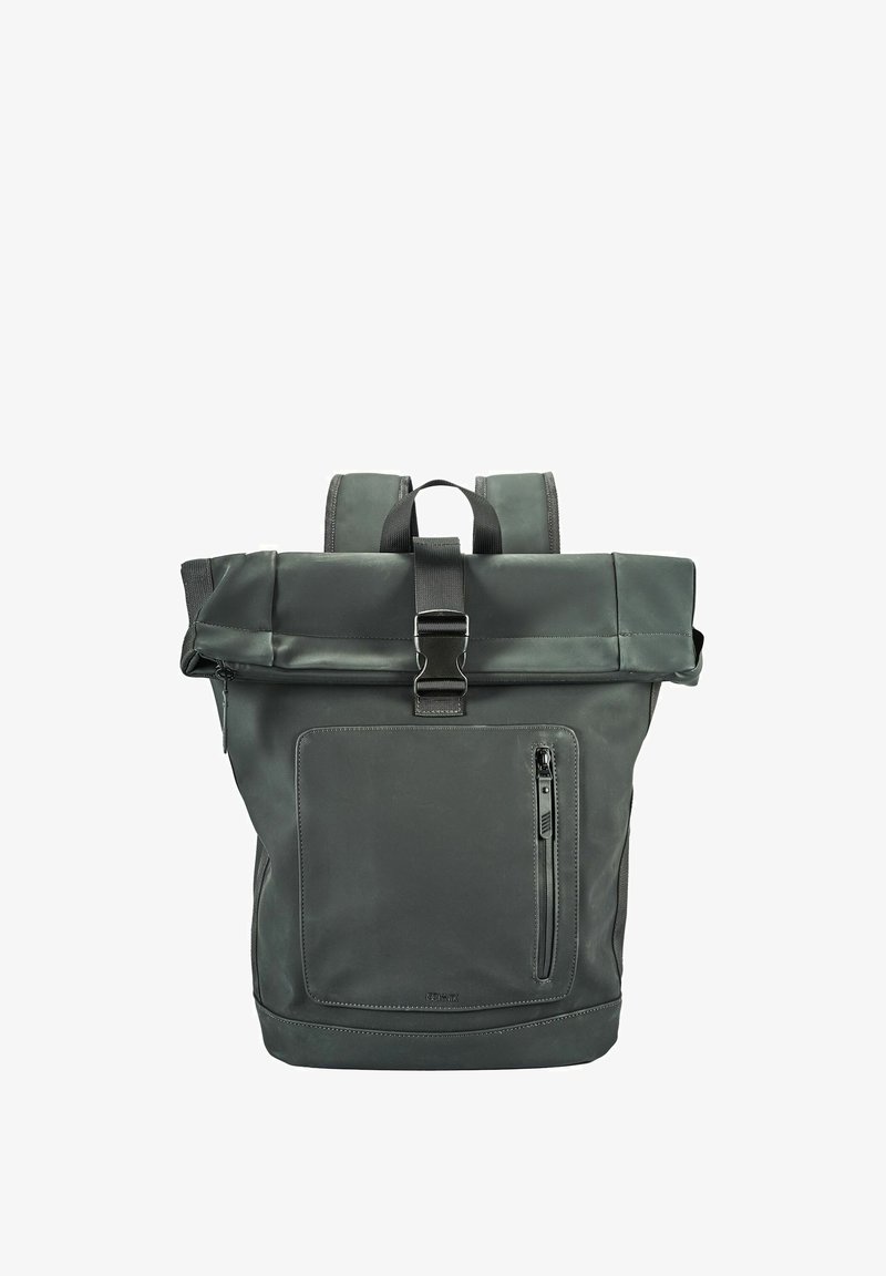 Ciemnozielony plecak typu roll-top z przednią kieszenią na zamek, regulowanymi paskami na ramiona oraz solidnym zapięciem na klamrę. Gładki, trwały materiał.