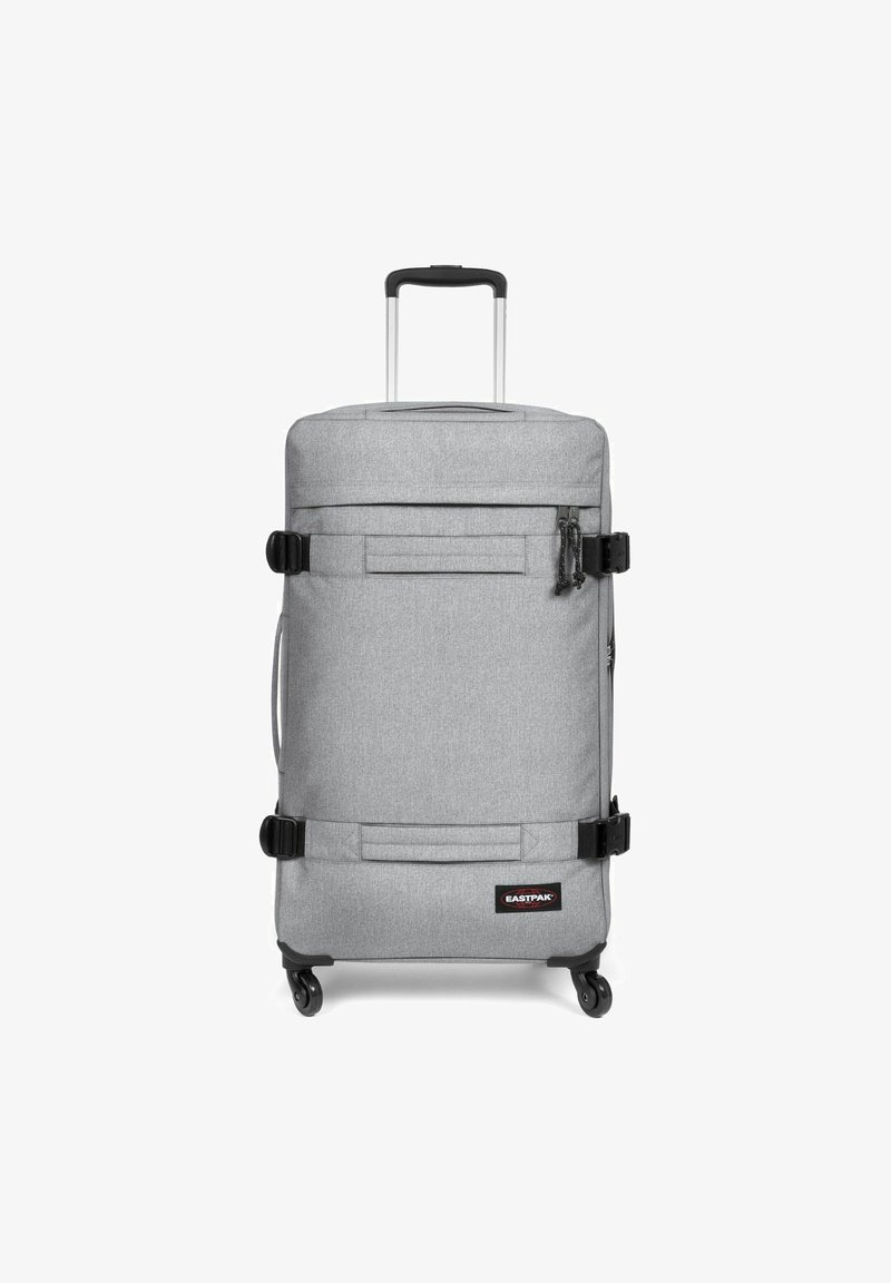 Šedý kufr na kolečkách vyrobený z texturované tkaniny. Má výsuvnou rukojeť, nastavitelné popruhy a přední kapsu se zipem.