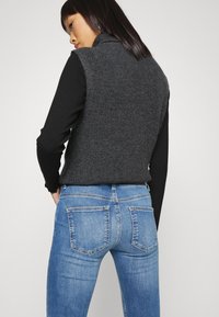 Vero Moda Petite VMPEACH - Calças de ganga de corte skinny - medium blue denim