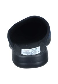 Pantofole in tessuto blu con un interno morbido, suola in gomma nera, forma arrotondata e etichetta visibile che sottolinea il comfort e il design anatomico.