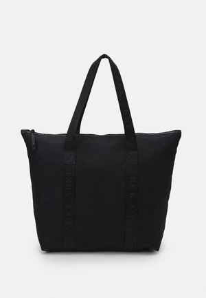 Borsa a tracolla nera realizzata in tessuto resistente, dotata di due manici robusti e chiusura a zip. Un logo è impresso sulle cinghie.