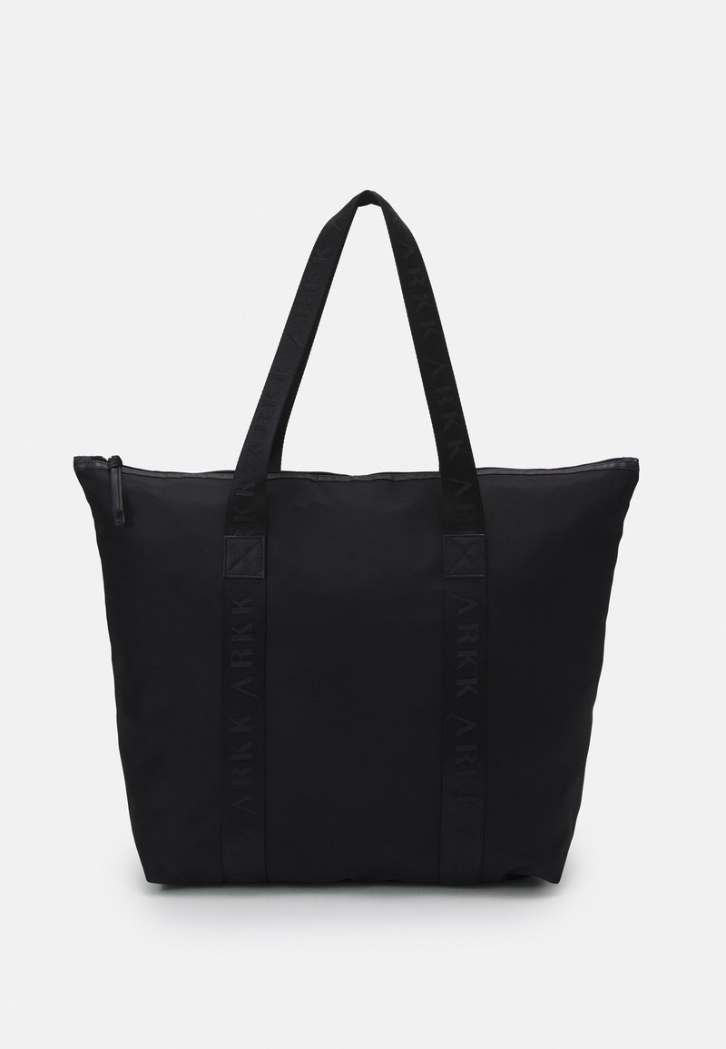 Sac fourre-tout noir en tissu durable, doté de deux poignées robustes et d'une fermeture éclair. Un logo est embossé sur les anses.