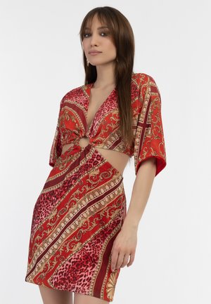 Minidress rosso con motivo a stampa, con dettaglio a nodo in vita, caratterizzato da accenti in oro e stampa leopardata, e maniche corte e larghe.