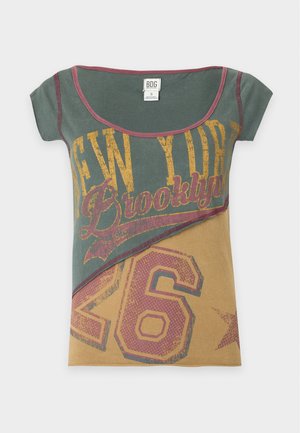BDG Urban Outfitters, BROOKLYN SPLICED SCOOP - T-shirt imprimé - green
